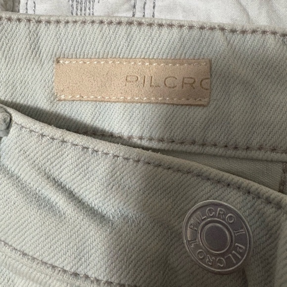 Pilcro mid rise flare leg soft comfortable denim jeans. Light wash - Picture 4 of 9